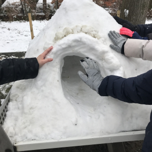 Tischtennisplatte-als-Iglu-Fundament